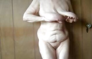XXX 巨大なゴム製のコックに座ってかわいい乳首 発情 女 動画