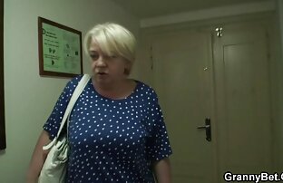 XXX ロッコ鋳造で眼鏡をかけたロシアの金髪がオンになります。 女性 性交 動画
